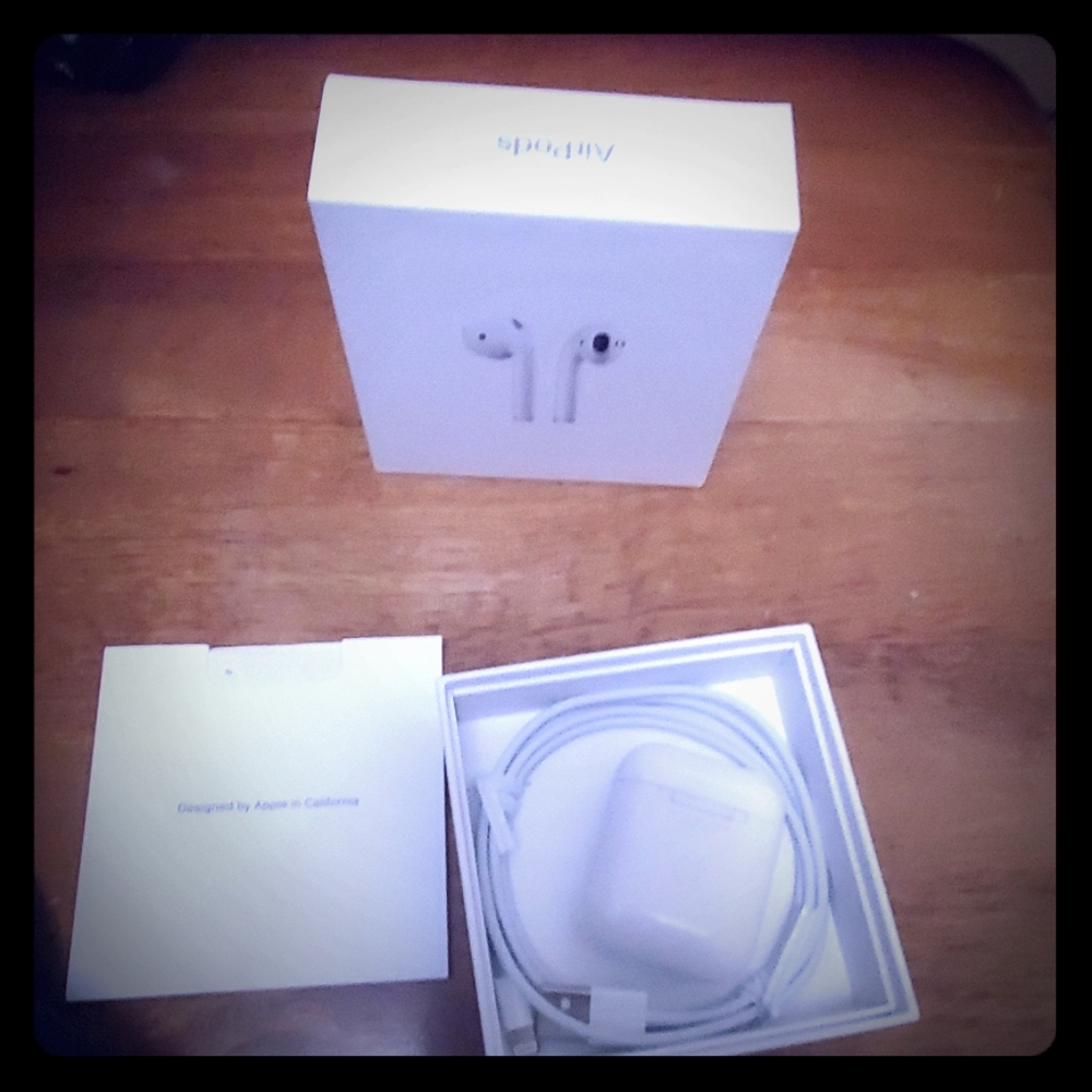Apple airpods 2nd Generation full set and Lighten